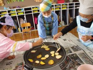 年長児がサツマイモのバター焼きを作っているところ