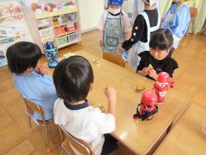 幼児がサツマイモのバター焼きを食べているところ
