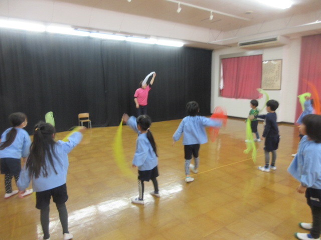 幼児が音楽に合わせて身体を動かしている様子