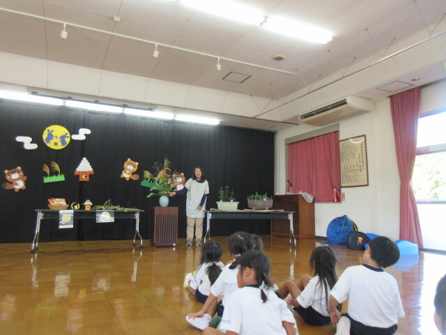 幼児がお月見の話を聞いている様子