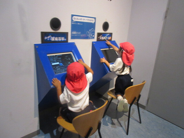 幼児が星座百科を見ている様子