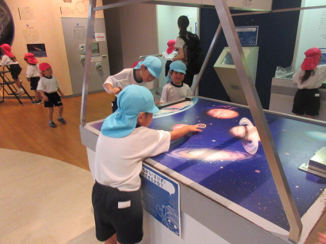 幼児が宇宙科学館で遊んでいる様子