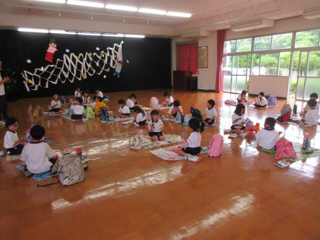 幼児がなかよしペアで弁当を食べている様子