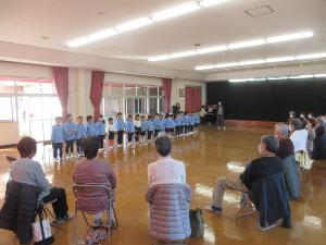 幼児がお礼に歌を歌っているところ