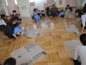 年長児が親子で兜を折っているところ