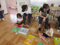 幼児が貝つなぎ製作をしている様子