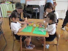 幼児が輪つなぎをしている様子