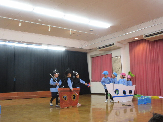幼児が海賊になって遊んでいる様子