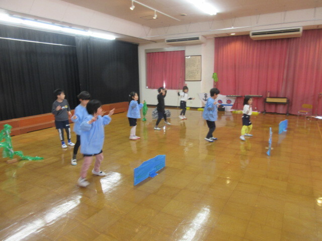幼児が海の中へ冒険に行き魚とダンスを踊っている様子
