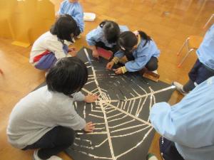 幼児がクモの巣作りをしているところ