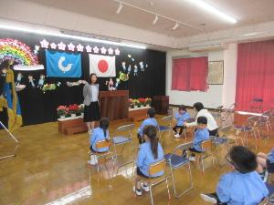 幼児が始業式をしているところ