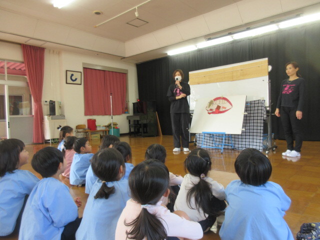 虫歯について話を聞いている様子