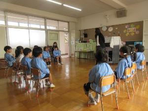 5歳児が始業式をしているところ