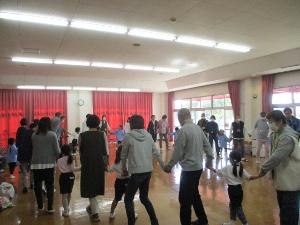 祖父母と大きな輪のダンスをしているところ