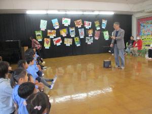 祖父母が作ったバッタを見せてもらっている様子