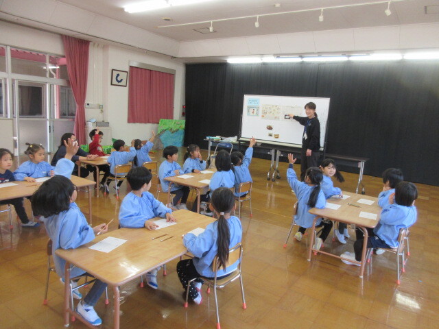 食事のマナーについて教えてもらっている様子