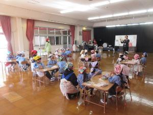 幼児が先生の話を聞いているところ