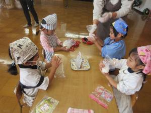 幼児がおにぎりを握っているところ