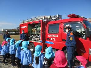 消防車の方にタンク車について教えてもらっている様子