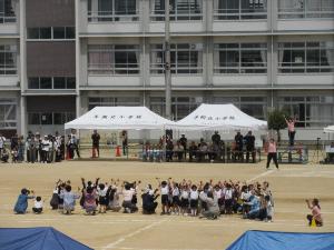 親子でダンスをしているところ