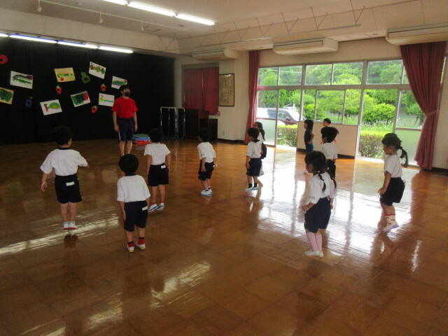 幼児が準備体操をしている様子
