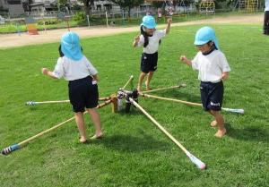 幼児が竹馬を跳んでいるところ