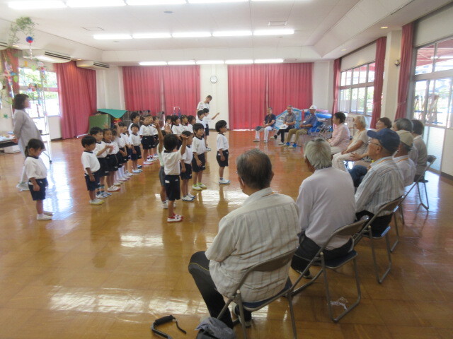 幼児が地域の方に歌を歌っている様子