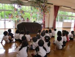 幼児が七夕物語を観ている様子