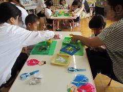 幼児が織姫・彦星製作をしている様子
