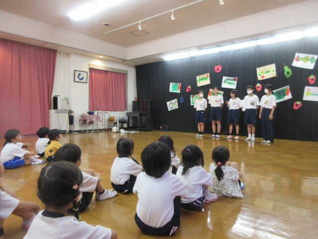 中学生が幼児のためにお別れ会をしてくれている様子