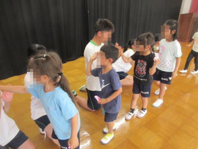 最後はタッチで「またね」