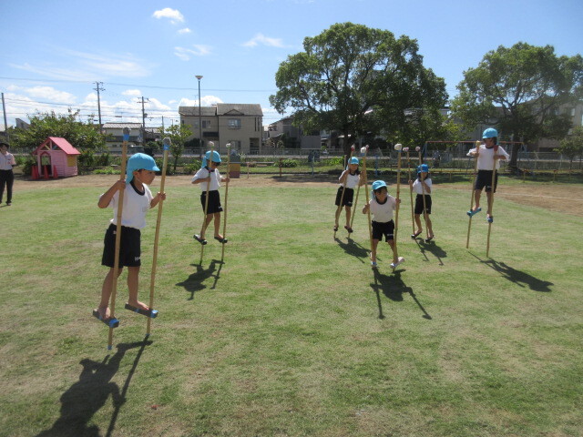 幼児が竹馬に乗っている様子