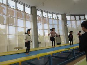 幼児がトランポリンで遊んでいる様子