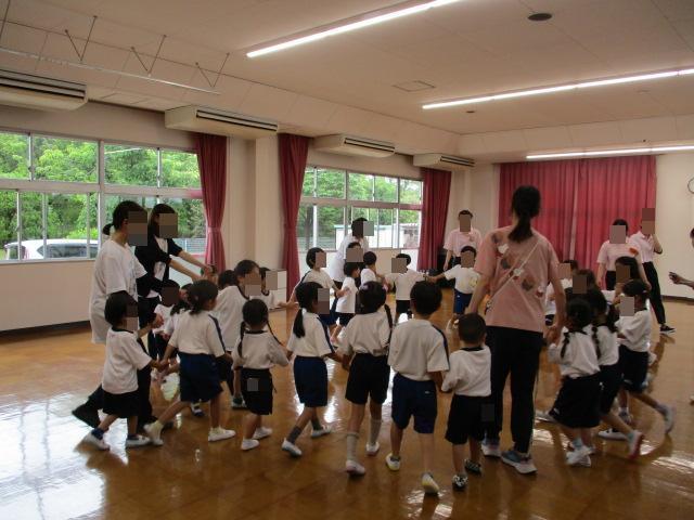 大きな輪をして踊ろうよ