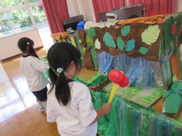 幼児がワニワニパニックでワニを叩いている様子
