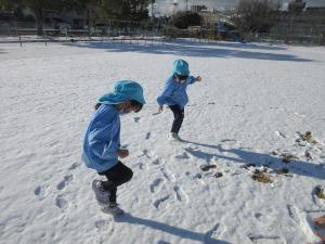 幼児が雪で遊んでいるところ