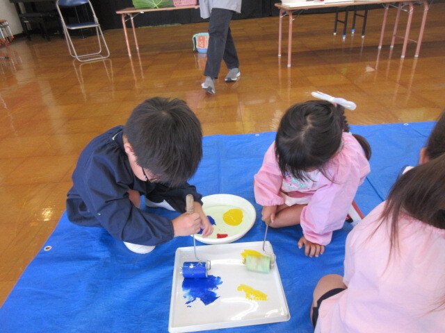 幼児がローラーで遊んでいる様子