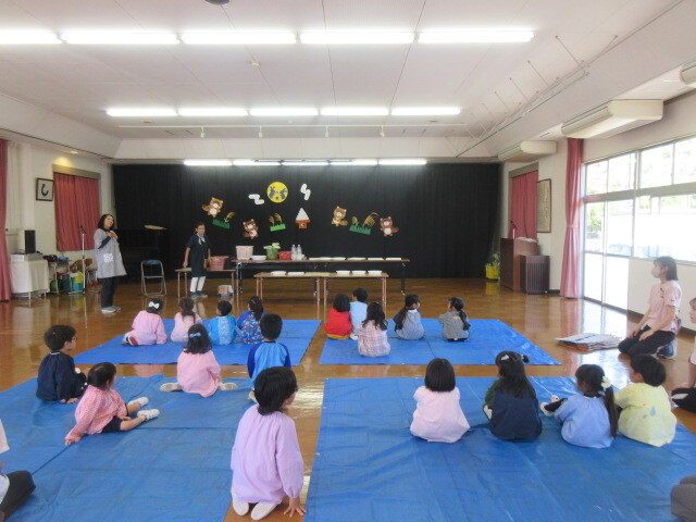 幼児が講師の話を聞いている様子