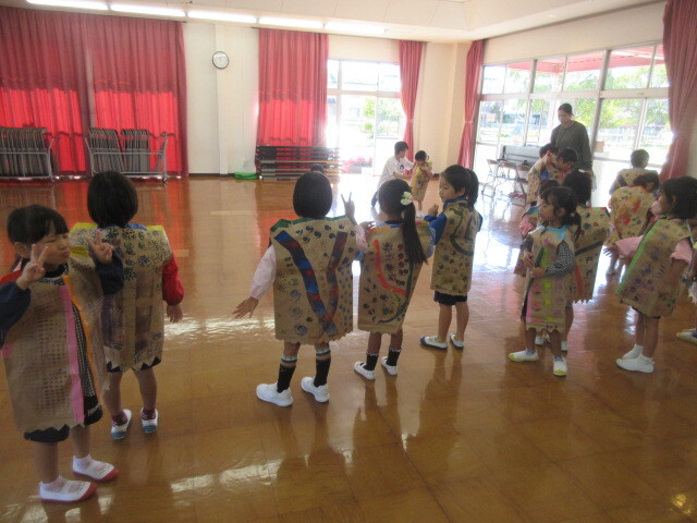 幼児が作った衣装を着ている様子