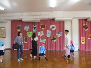 保護者が絵画を見ているところ