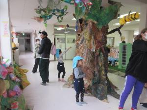 幼児と保護者が製作した虫を見ている様子