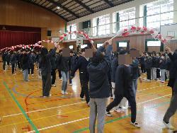 6年生を送る会で花道をくぐる6年生