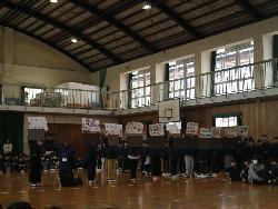 6年生にメッセージを贈る3年生たち