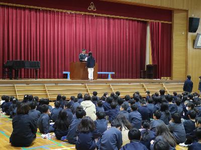 選任式で選任状を受け取る委員長代表
