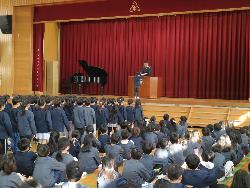 修了式で学年を代表して証書を受け取る児童
