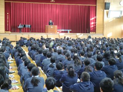 始業式で校長先生の話を聞く児童たちの様子