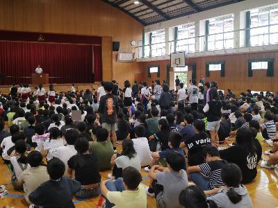 名前を呼ばれて立つ児童たち