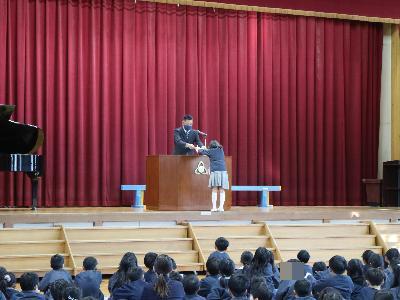 代表で表彰台に上がる児童