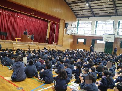 表彰された児童を拍手でたたえる子ども達