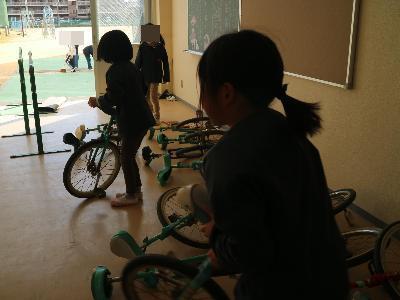 大掃除で一輪車を運ぶ児童たち